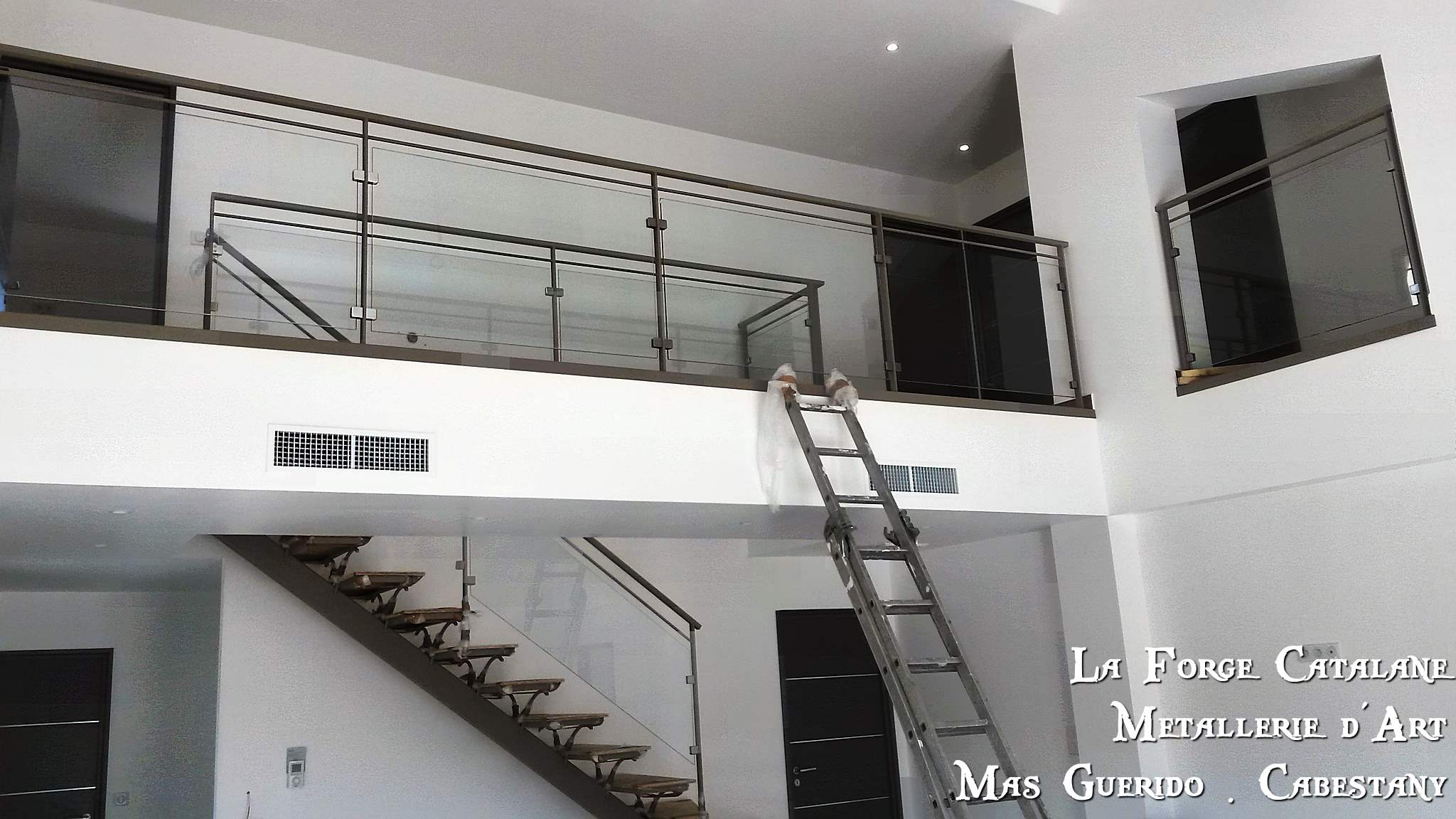 Rampant garde corps vitre avec pince inox forge catalane.jpg